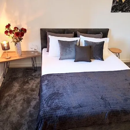 Lola City Center Apartment